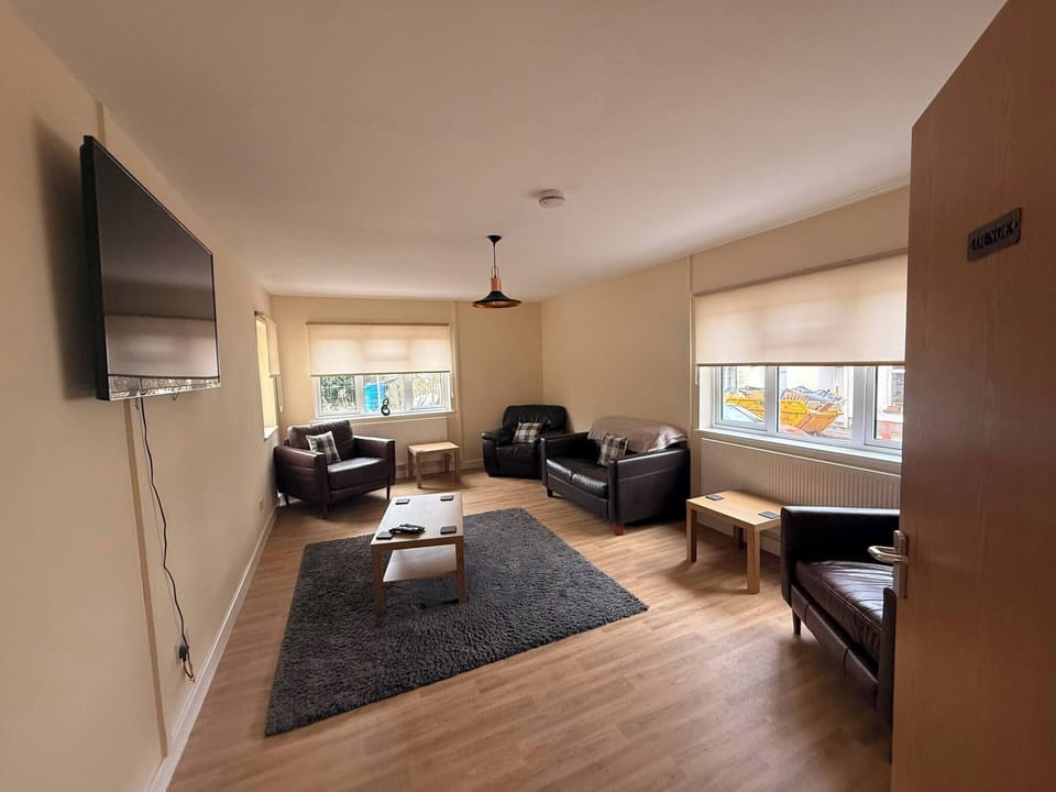 House, 5 Bedrooms | Living room
