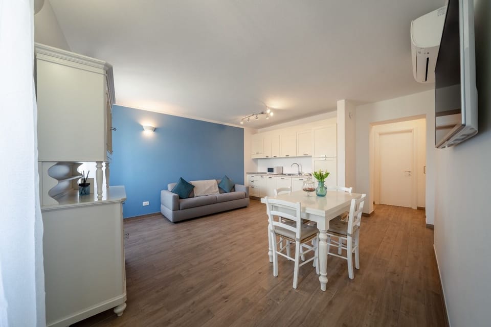 Basic Apartment, City View | Living area
