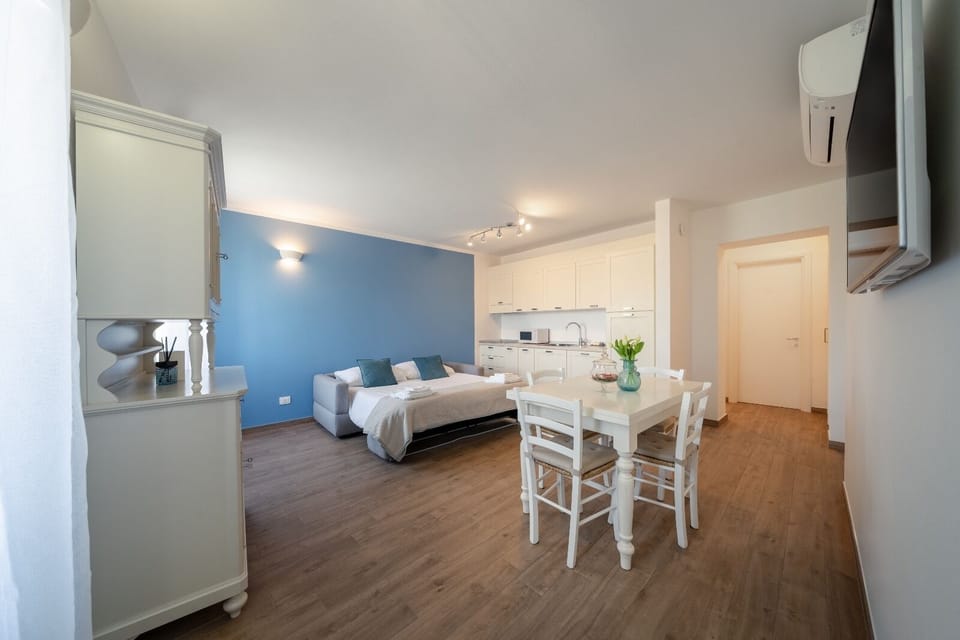 Basic Apartment, City View | Living area
