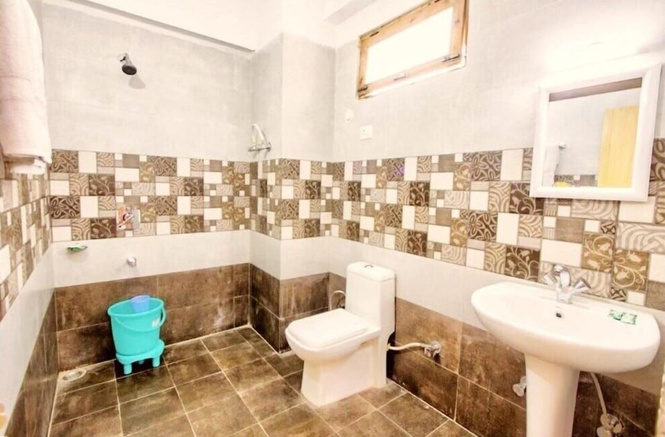 Deluxe Double Room | Bathroom | Shower, rainfall showerhead, bidet, towels