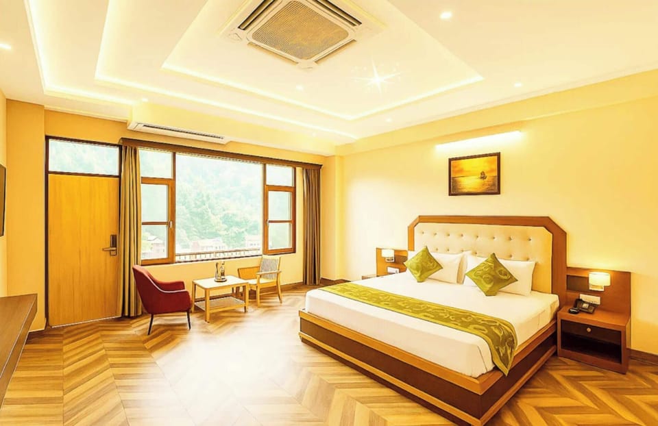 Deluxe Double Room | Hypo-allergenic bedding, desk, soundproofing