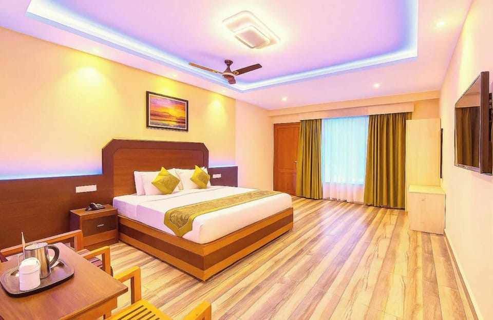 Deluxe Double Room | Hypo-allergenic bedding, desk, soundproofing