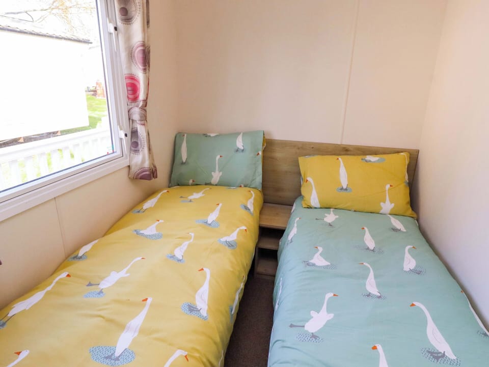 Sunflower Retreat, Caravan 61 Cottage in England