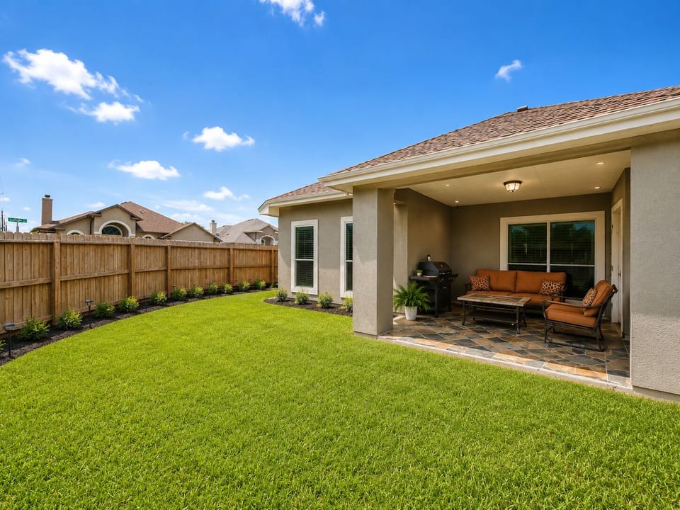Large Backyard Perfect for Family Gatherings 🌞🏡