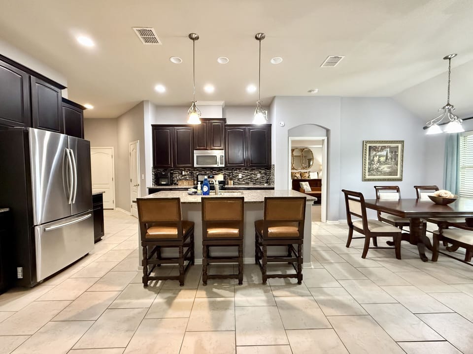 Fully equipped kitchen with breakfast bar and modern appliances