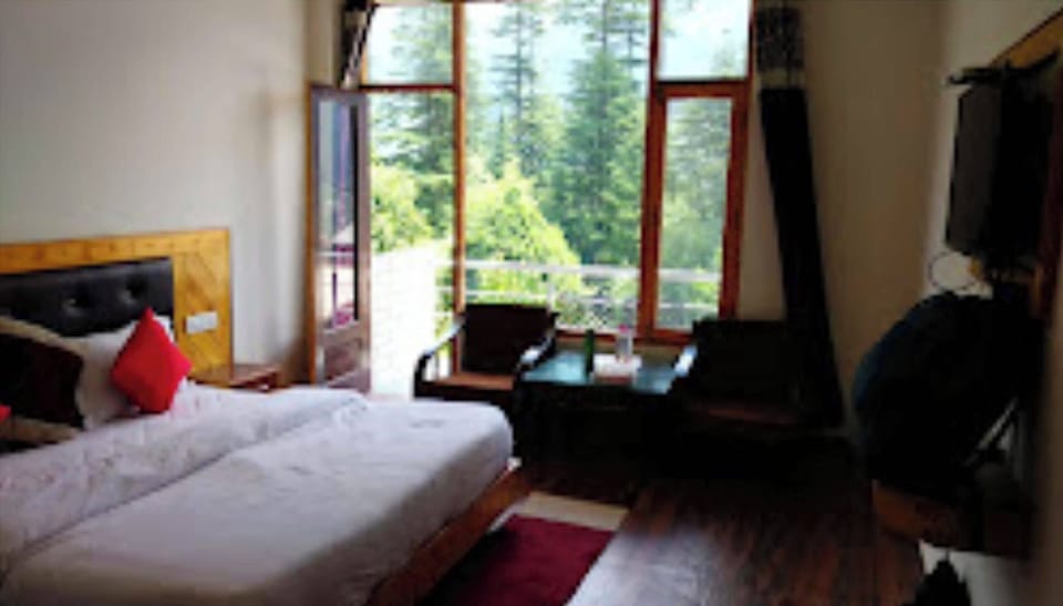 Deluxe Double Room | Hypo-allergenic bedding, desk, soundproofing, free WiFi