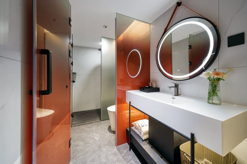 Luxury Twin Room, City View | Bathroom | Shower, free toiletries, hair dryer, slippers