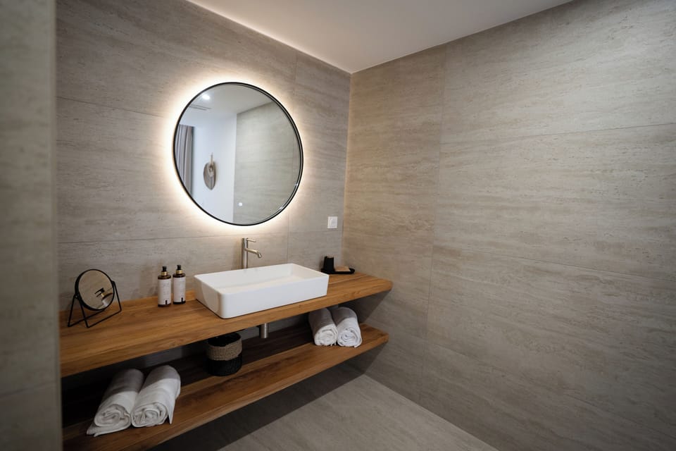 Rooftop Room | Bathroom | Shower, free toiletries, hair dryer, bathrobes