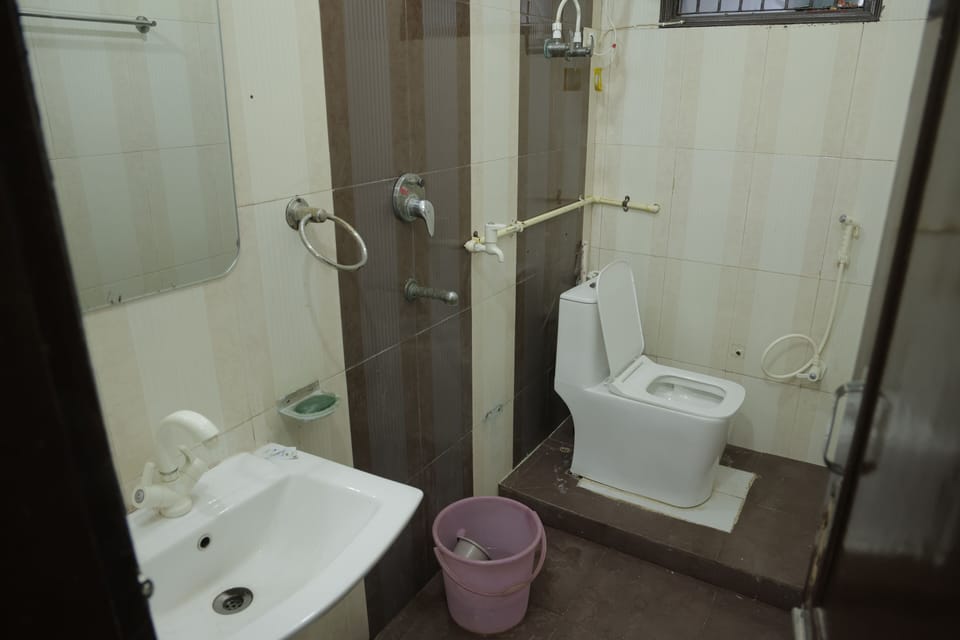 Deluxe Room | Bathroom | Shower, free toiletries, towels, soap