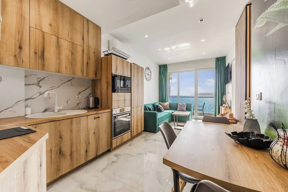 Dining area and fully-equipped kitchen