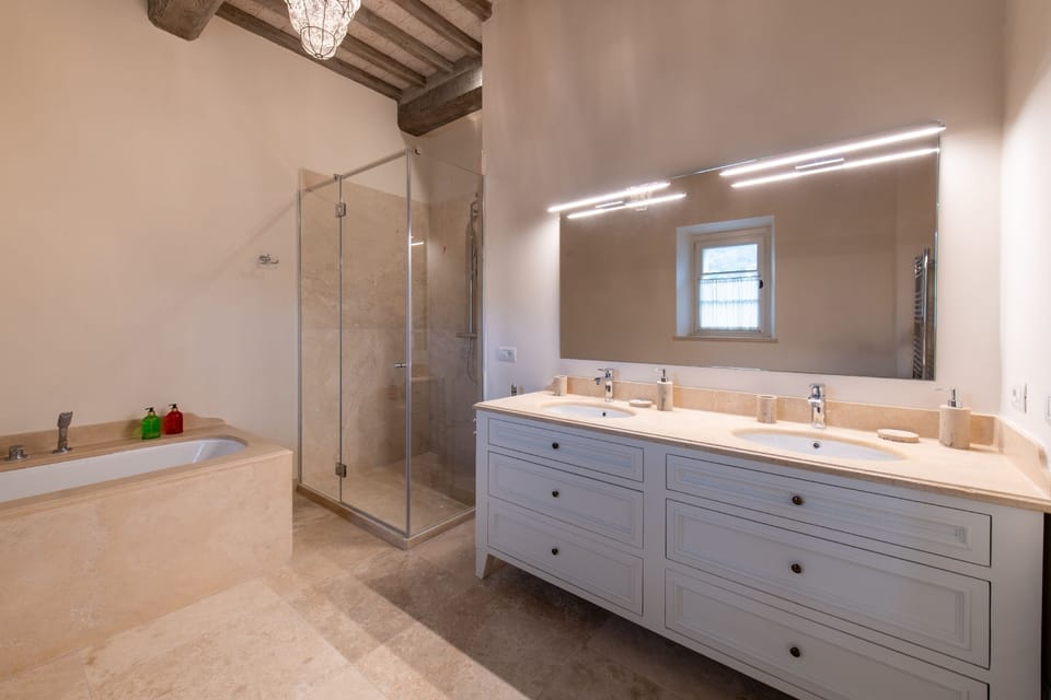 Deluxe Double or Twin Room, Patio | Bathroom | Shower, free toiletries, hair dryer, towels