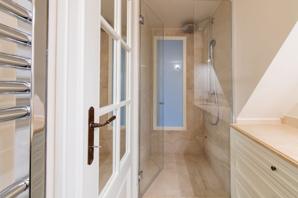 Junior Double or Twin Room | Bathroom