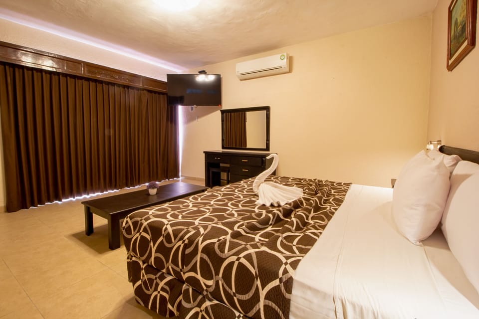 Deluxe Suite, 1 King Bed | Premium bedding, desk
