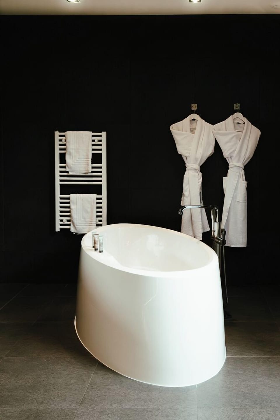 Superior Room, 1 Bedroom, Patio, Garden View | Bathroom | Free toiletries, hair dryer, bathrobes, slippers