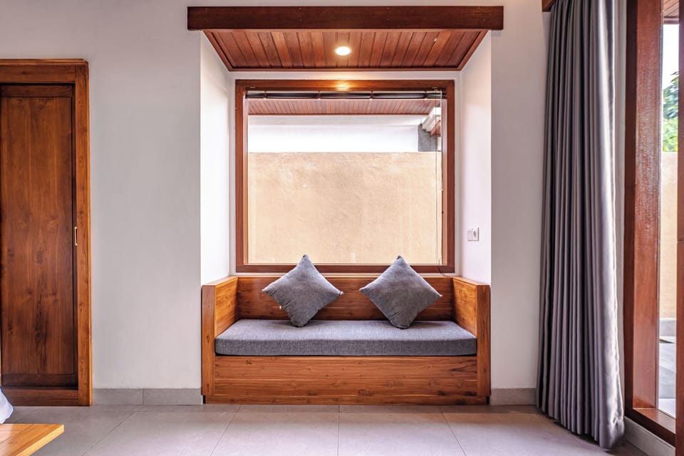 Superior Villa, 1 King Bed, Balcony | Living area