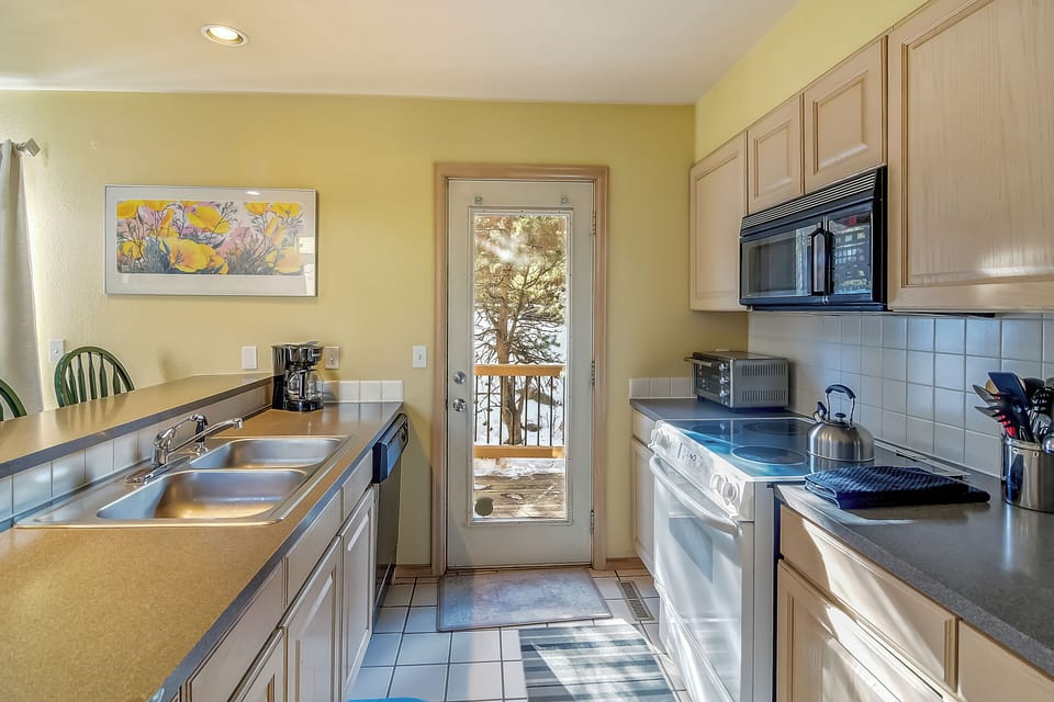 Equipped Kitchen|Door to Back Deck/Grill