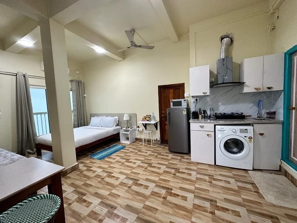 Deluxe Studio, Balcony, Mountain View | Private kitchen