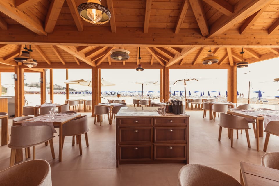 2 restaurants; lunch and dinner served