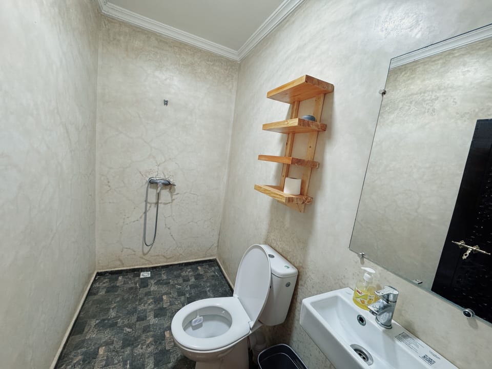 Deluxe Room, Balcony, Garden View | Bathroom | Shower, free toiletries, hair dryer, towels