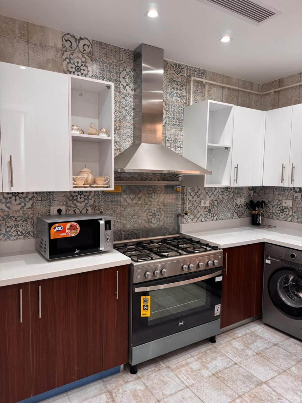 Superior Apartment, 3 Bedrooms, Lake View | Private kitchen | Microwave, oven, stovetop, cookware/dishes/utensils