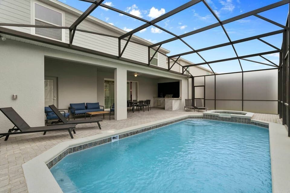 Pool hoist