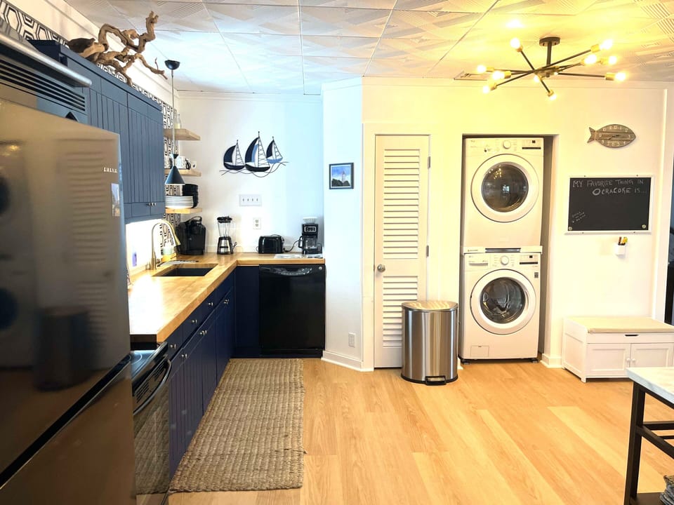 Kitchen with Washer/Dryer