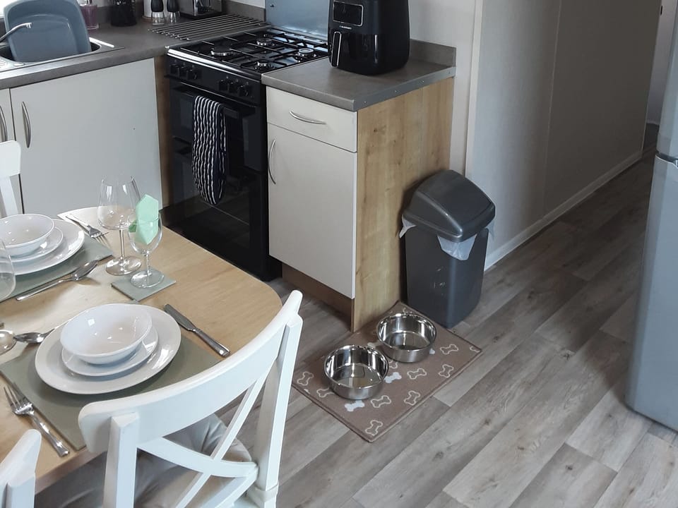 Cookware/dishes/utensils