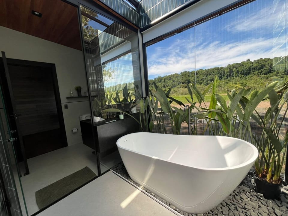 Chalé Raízes | Bathroom | Hair dryer, towels, soap, shampoo