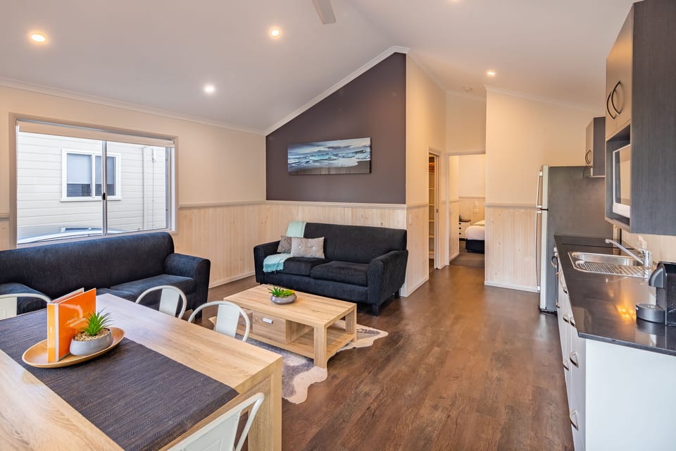 Aloha Cabin | Living room