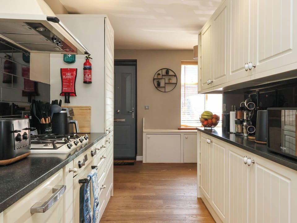 Cottage | Private kitchen | Dishwasher, cookware/dishes/utensils