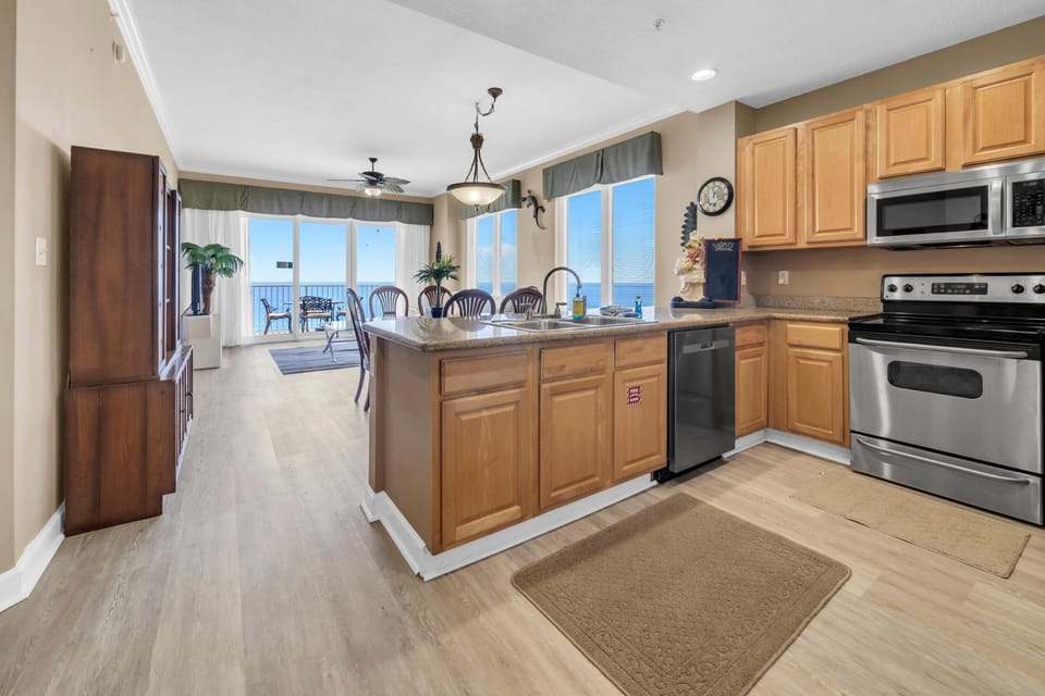 Condo, Multiple Beds (Grandview East 1505) | Private kitchen