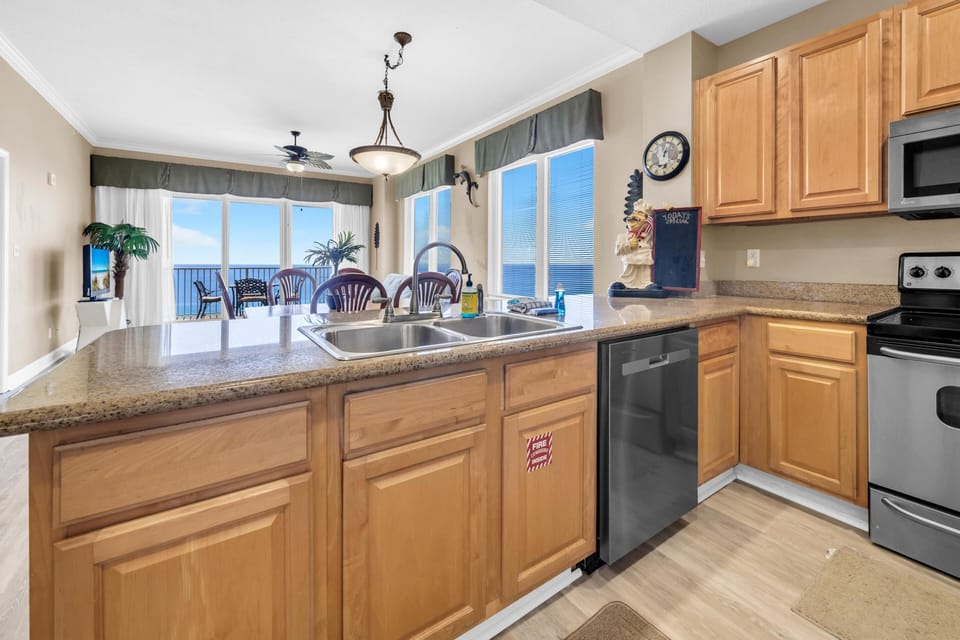 Condo, Multiple Beds (Grandview East 1505) | Private kitchen