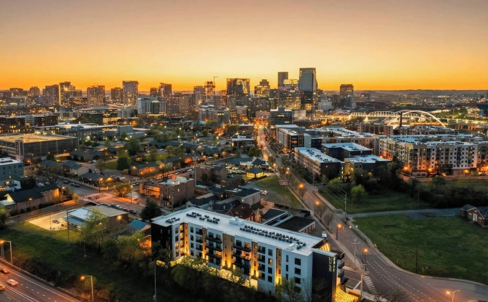 Experience the vibrant pulse of Music City from your own Nashville Luxury Vacation Home. Enjoy breathtaking skyline views as you unwind in style. Don’t miss out—reserve your stay today with Misfit Homes!