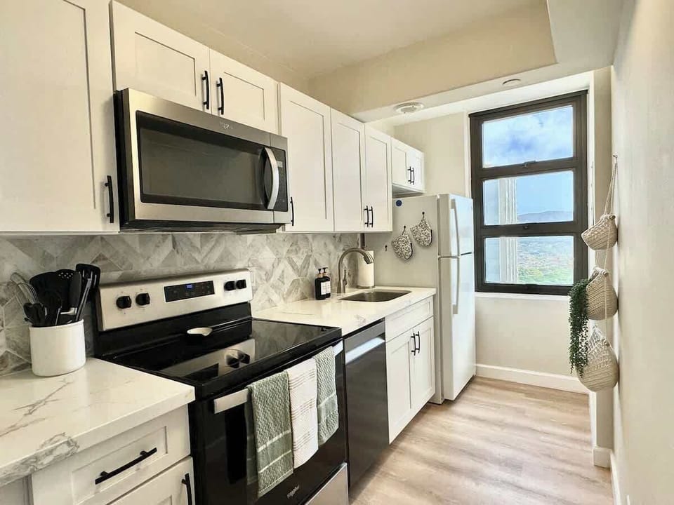Full kitchen with a dishwasher and all of the cooking dishes and utensils you could need. You will find the kitchen to be ★ "extremely well stocked" "a really well stocked Airbnb" ★