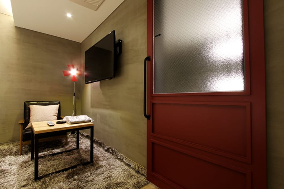 Premium Twin Room | Living area | Flat-screen TV