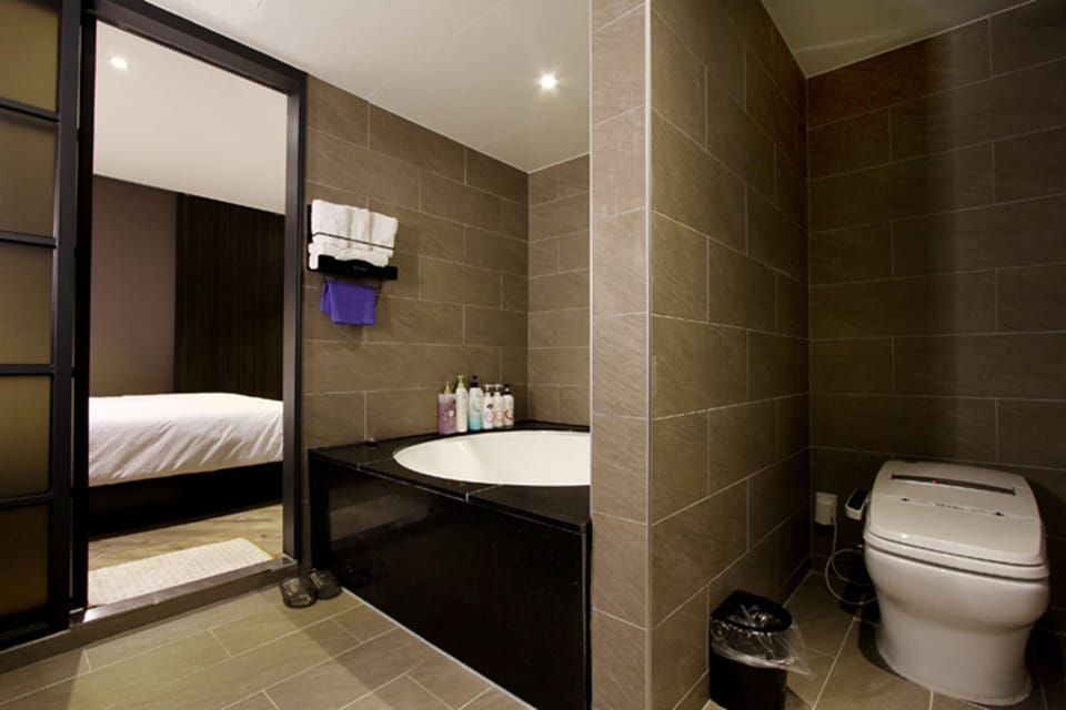 Deluxe Room | Bathroom | Combined shower/tub, free toiletries, hair dryer, bathrobes
