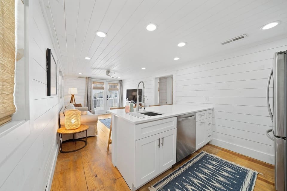 Cozy coastal cottage in the heart of Kure Beach!