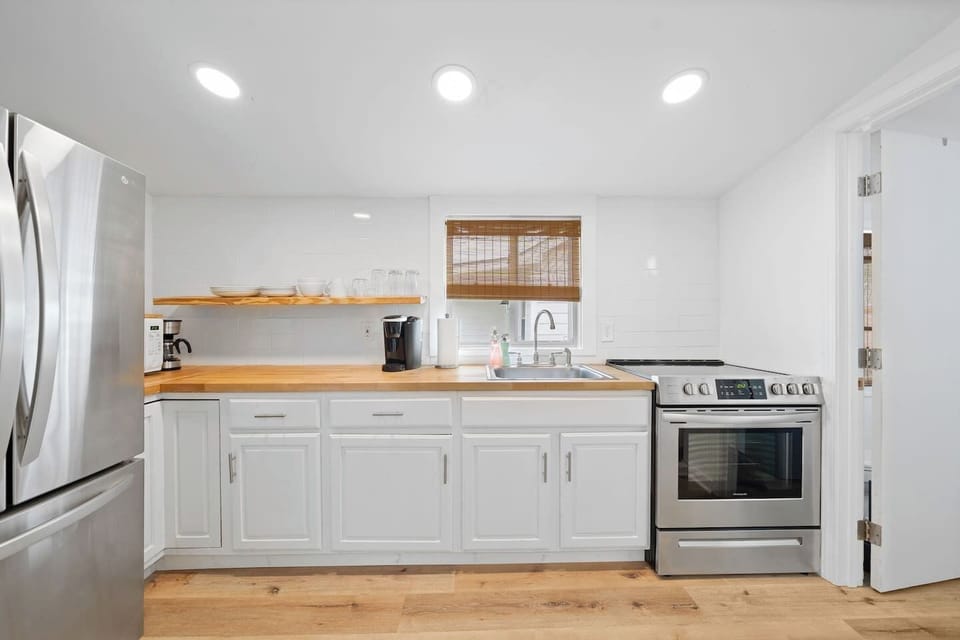 Kitchenette with full size fridge and oven/range!