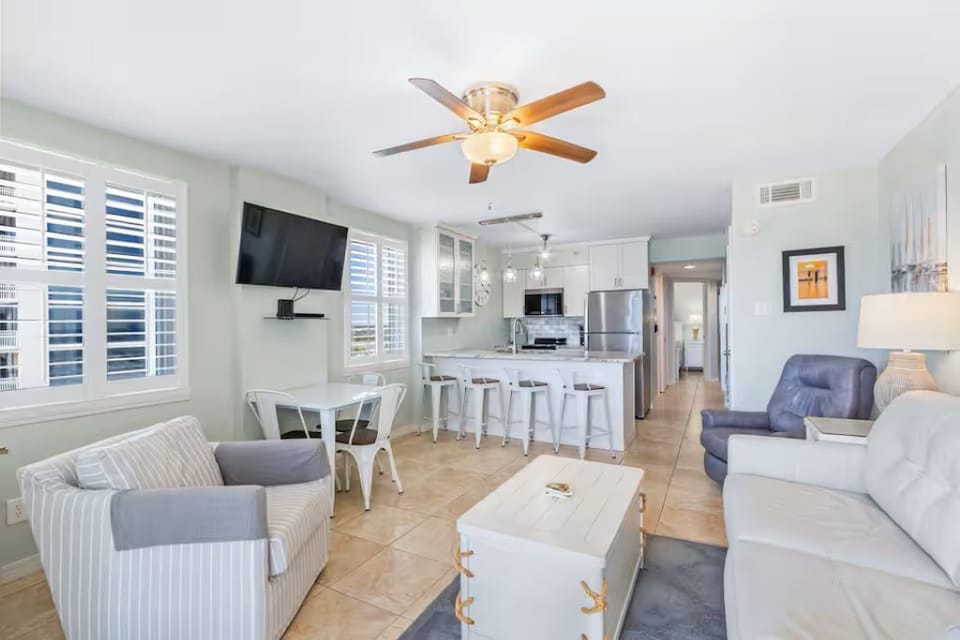 Living room/full kitchen