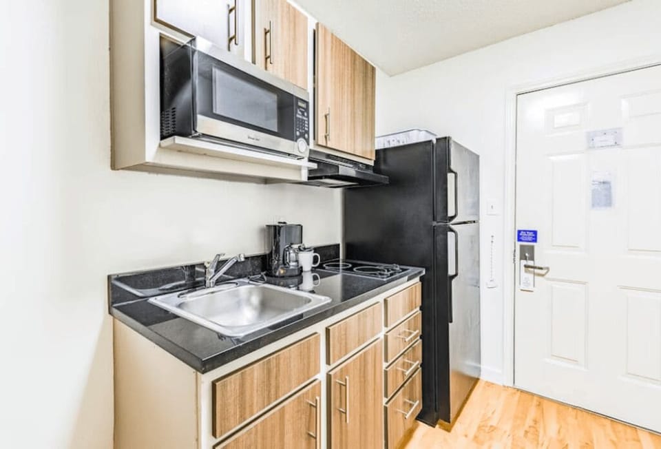 Full-size fridge, microwave, stovetop