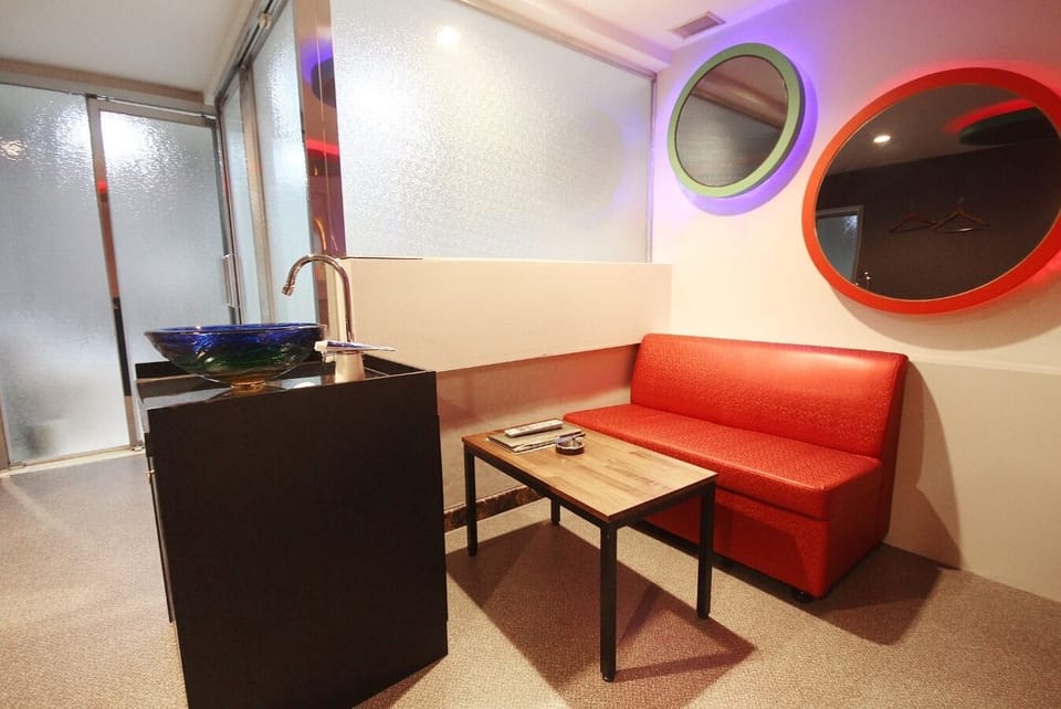 Family Room | Desk, soundproofing, free WiFi