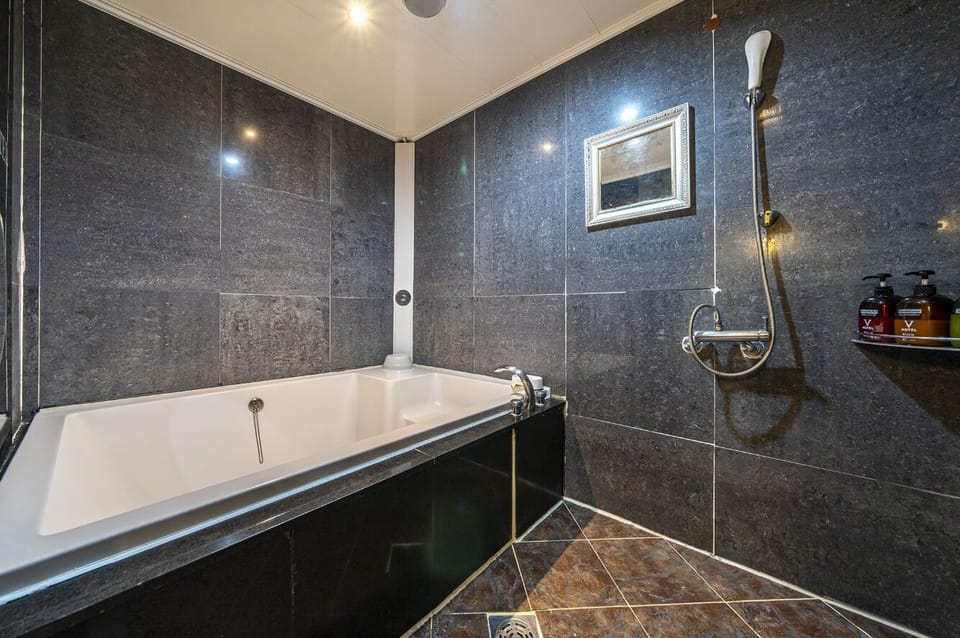 Deluxe Room | Bathroom | Separate tub and shower, deep soaking tub, free toiletries, towels