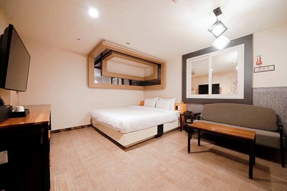 Deluxe Room | Desk, soundproofing, free WiFi