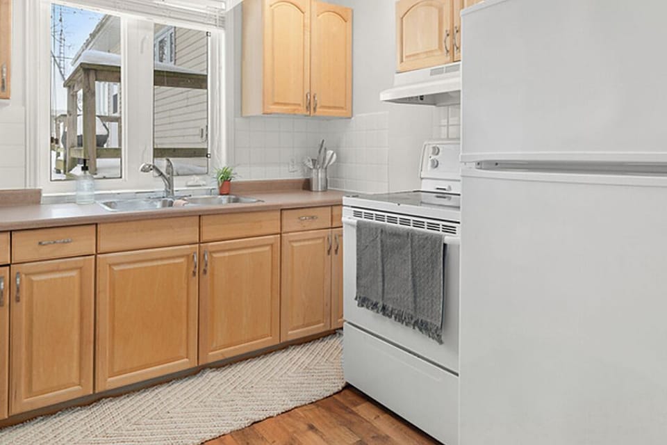 Full kitchen facilities including refrigerator, stove, microwave, toaster, kettle and coffee makers (drip and French Press).
