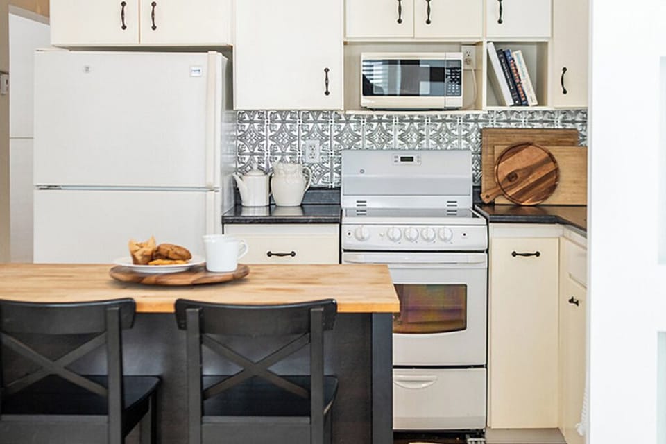 Kitchen and breakfast island