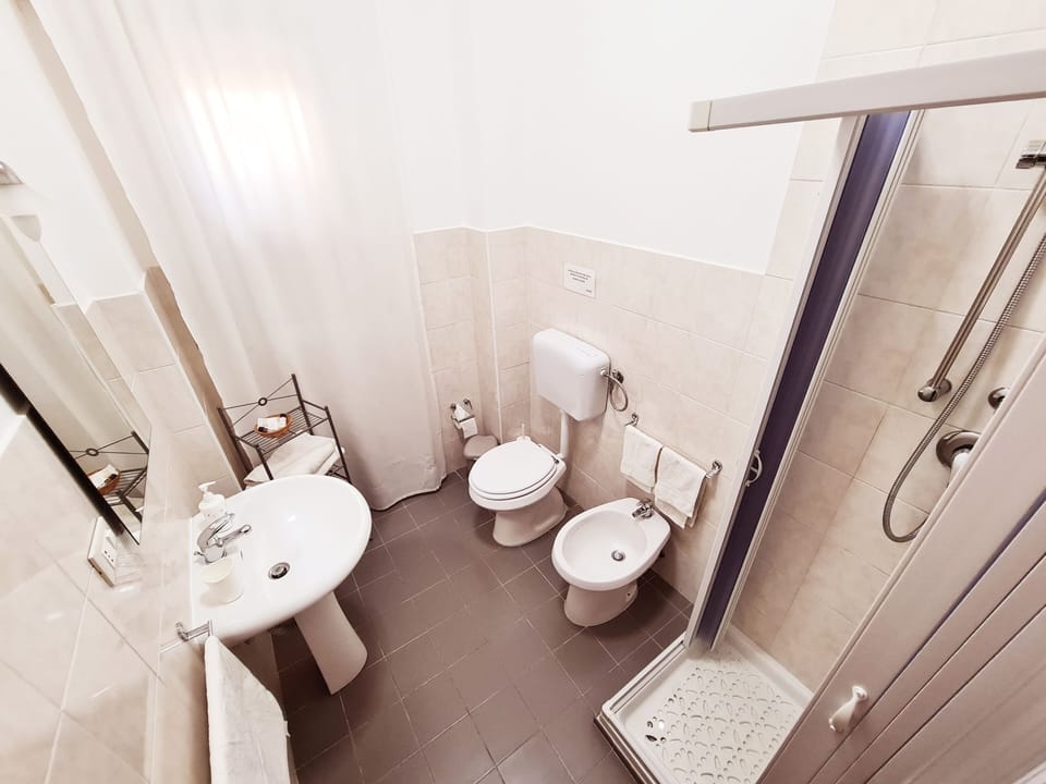 Camera Matrimoniale con Bagno Privato Fuori Camera | Bathroom | Shower, free toiletries, hair dryer, bidet