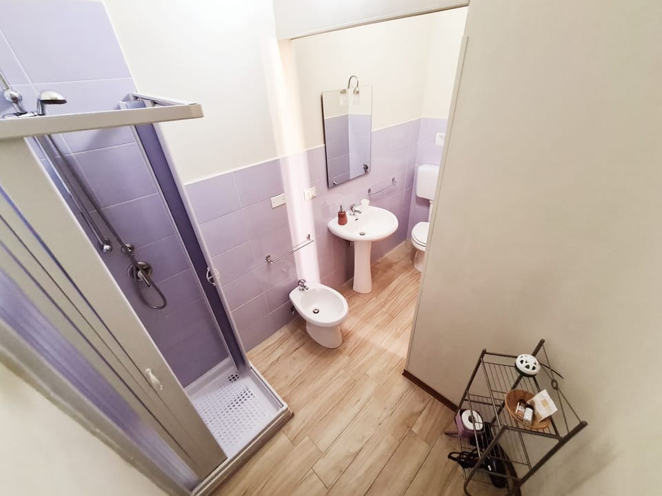 Comfort Quadruple Room, Ensuite | Bathroom | Shower, free toiletries, hair dryer, bidet