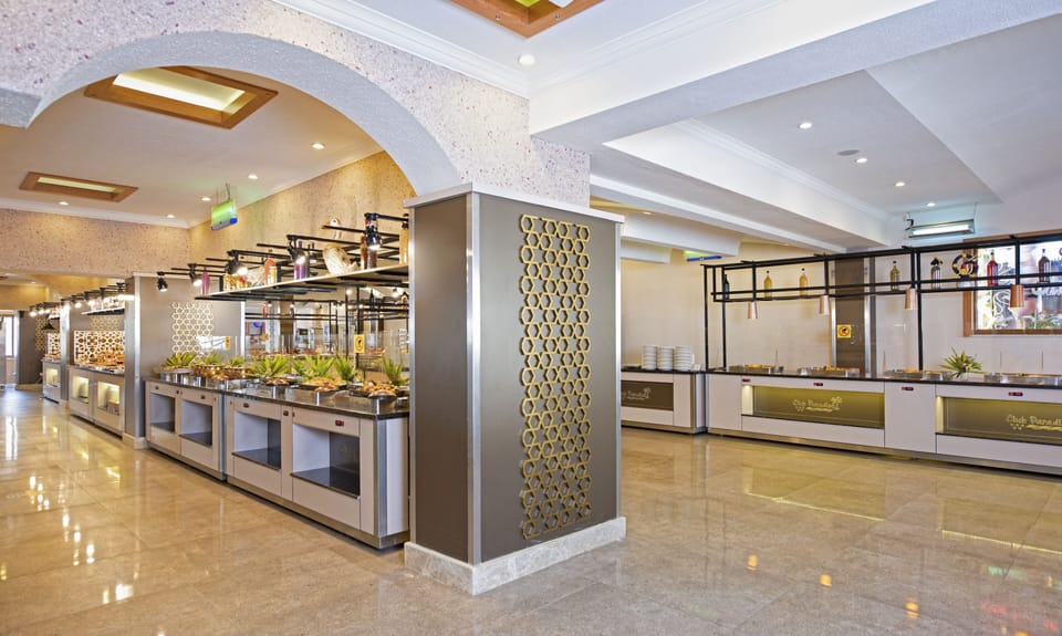 3 restaurants; breakfast, lunch, and dinner served