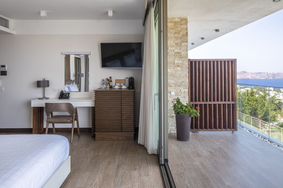Deluxe Room, Sea View | Premium bedding, free minibar items, in-room safe, desk