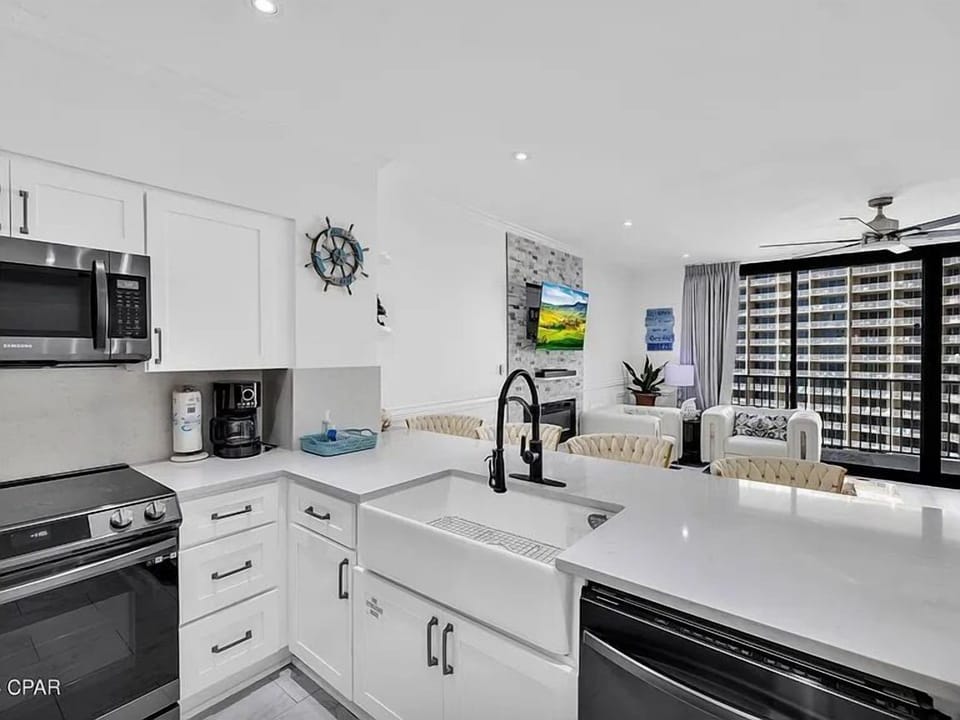 Fully equipped kitchen with plenty of counter space making easy food prep